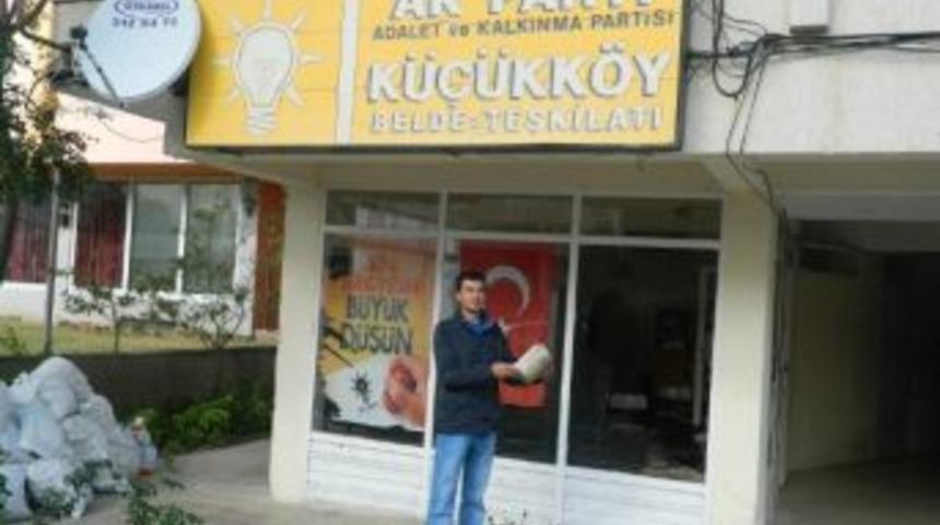 K&uuml;&ccedil;&uuml;kk&ouml;y Ak Parti Belde Binasına Taşlı Saldırı