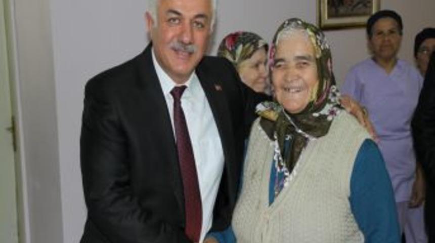 Başkan &Ouml;zden, Huzurevi Sakinlerini Ziyaret Etti