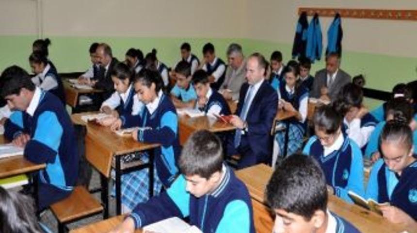 Siirt Valisi Aydın &Ouml;ğrencilerle Kitap Okudu