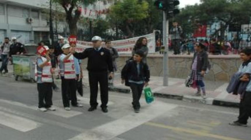 Manisa'da Okul Ge&ccedil;it G&ouml;revlilerine Uygulamalı Eğitim