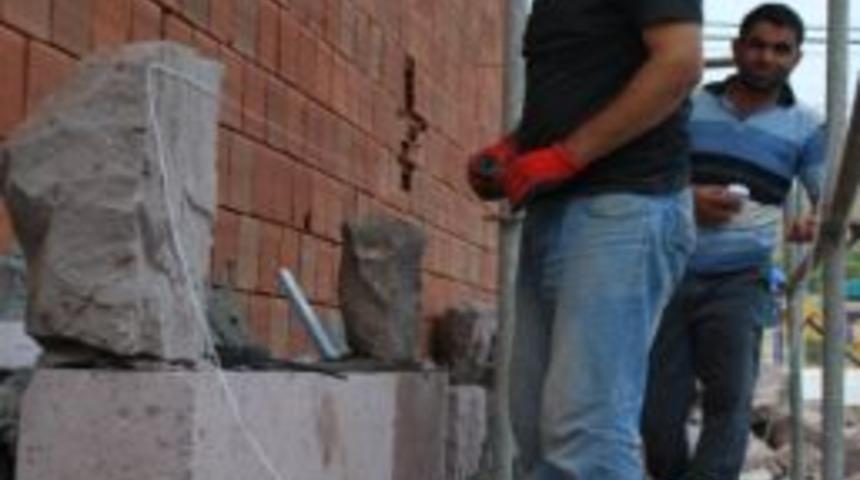 K&uuml;&ccedil;&uuml;kk&ouml;y&rsquo;&uuml;n Yeni Belediye Binası Sarımsak Taşıyla Kaplanıyor