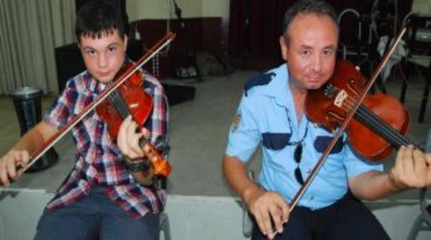 Polis Memurunun M&uuml;zisyen Ailesi