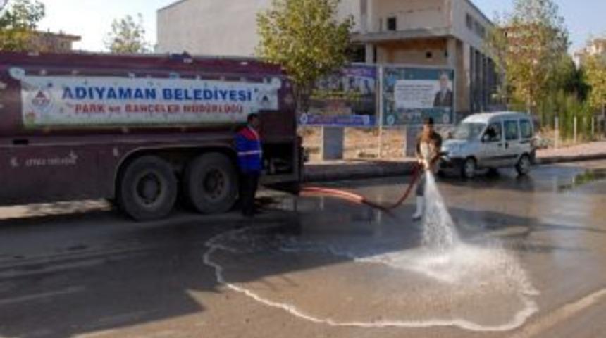 Adıyaman&rsquo;da Cadde Ve Sokaklar Basın&ccedil;lı Suyla Yıkanıyor