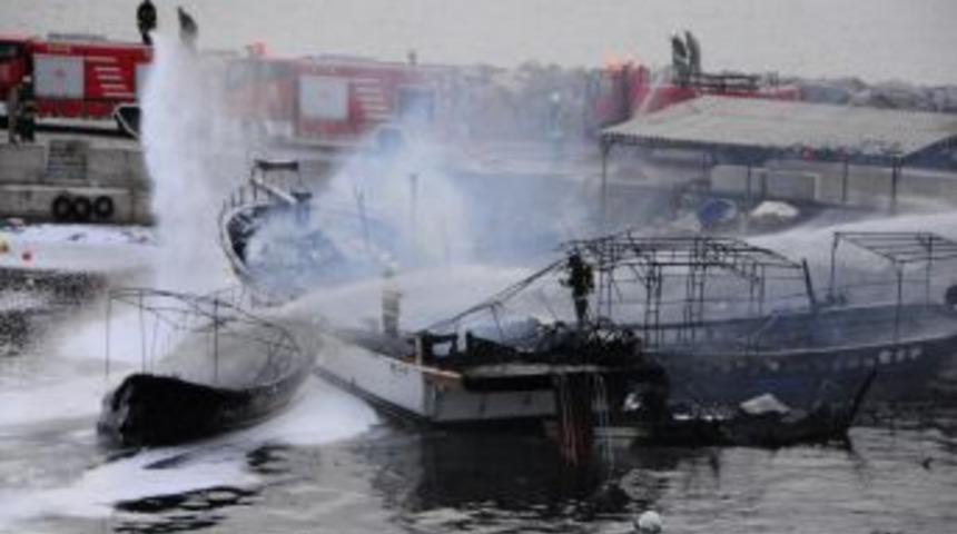 Barınakta Bulunan 11 Tekne Yandı