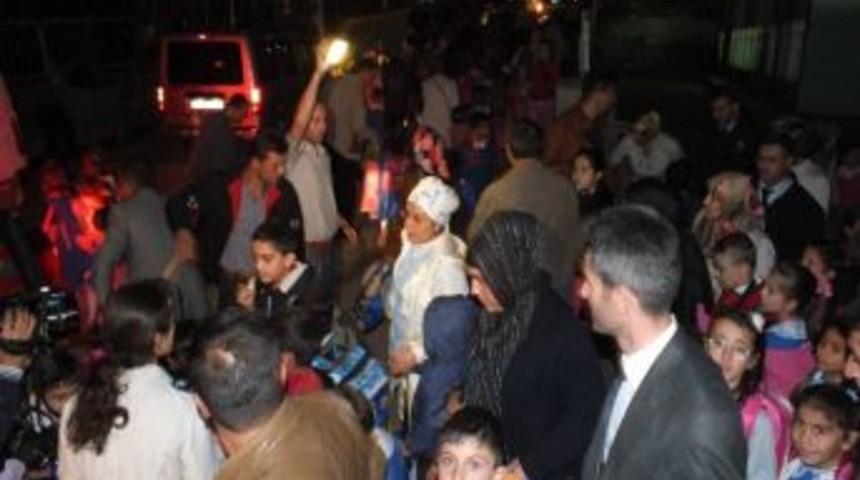 Veliler &Ouml;ğrencileri El Fenerleriyle Bulmaya &Ccedil;alışıyor