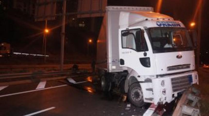 Ataşehir&rsquo;de TIR Kazası: 1 Yaralı