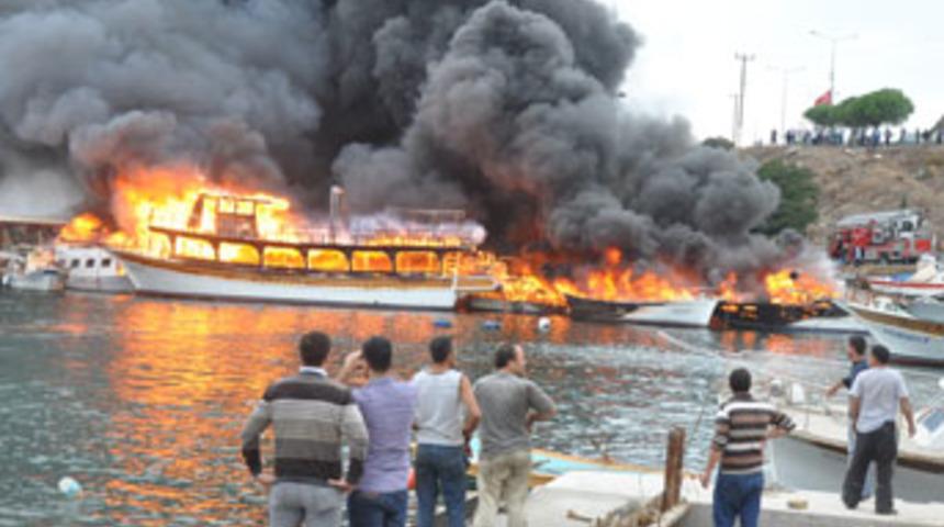 İzmir'de 19 tekne alev alev yandı