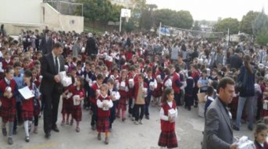 Kızılay Derneği Bin 200 &Ouml;ğrenciye Kumbara Dağıttı