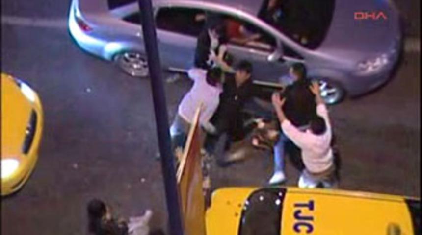 Beyoğlu'nda tekme ve tokatlar havada u&ccedil;uştu