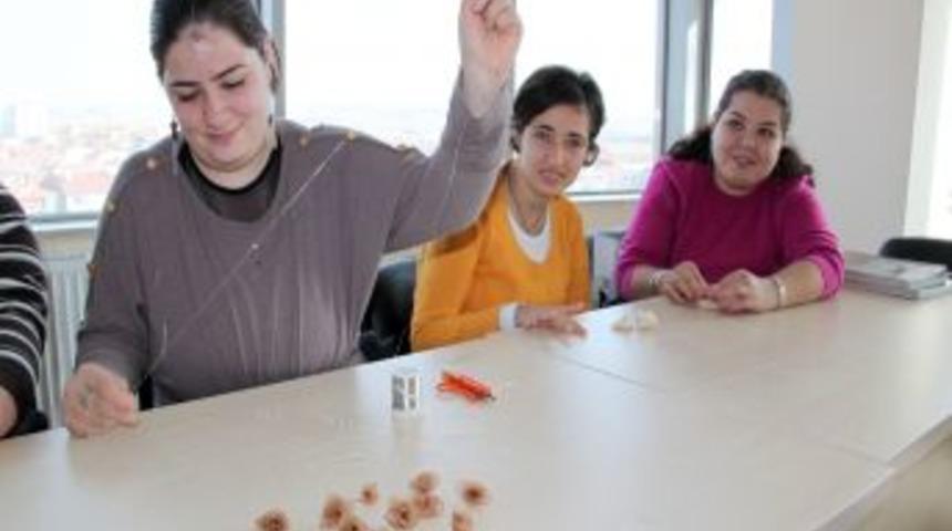 Engelliler, El Sanatları Ve Hobi Kursları Ile Terapi Oluyor