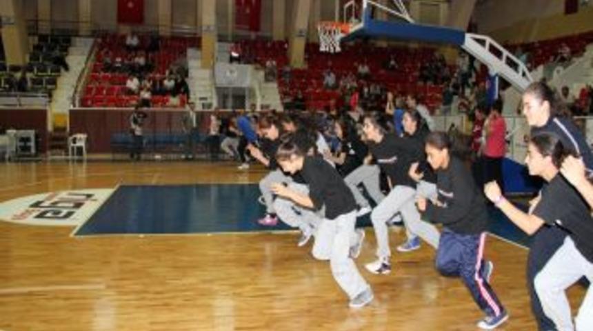 Tezah&uuml;rat Yapmayan Alt Yapı Oyuncuların Şınav Cezası