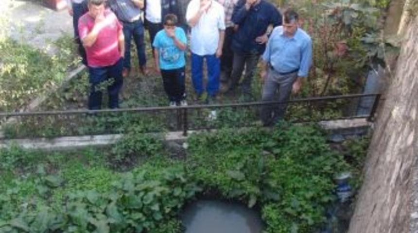 Kanalizasyonun A&ccedil;ık Bırakılmasını Burunlarını Tutarak Protesto Ettiler