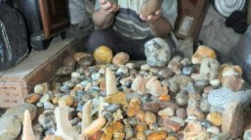 Alanyalı &Ccedil;obanın Taş Koleksiyonu Yabancılardan Ilgi G&ouml;r&uuml;yor