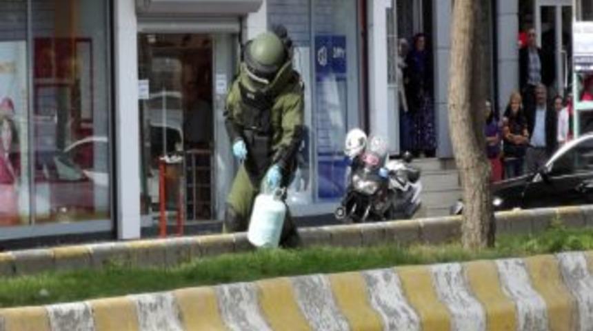 Belediye &Ouml;n&uuml;ndeki Ref&uuml;je Bırakılan T&uuml;p, Paniğe Neden Oldu