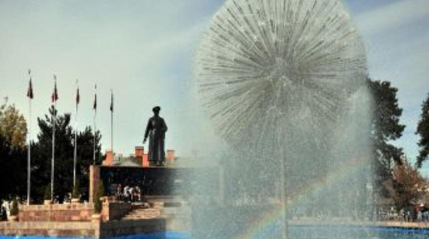 Atat&uuml;rk Anıtının Bulunduğu Havuz Başı Bakımdan Ge&ccedil;ti