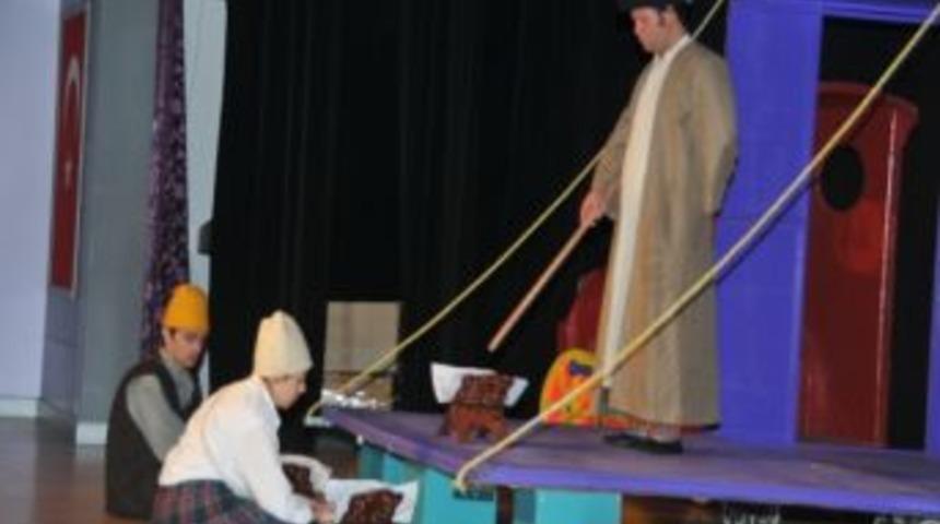 Yenişehir Belediyesi&rsquo;nden &Ouml;ğrencilere Tiyatro