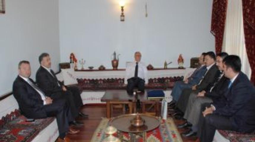 Vali &Ouml;z&ccedil;imen'den Kimseye Yok Mu Derneği'ne Teşekk&uuml;r