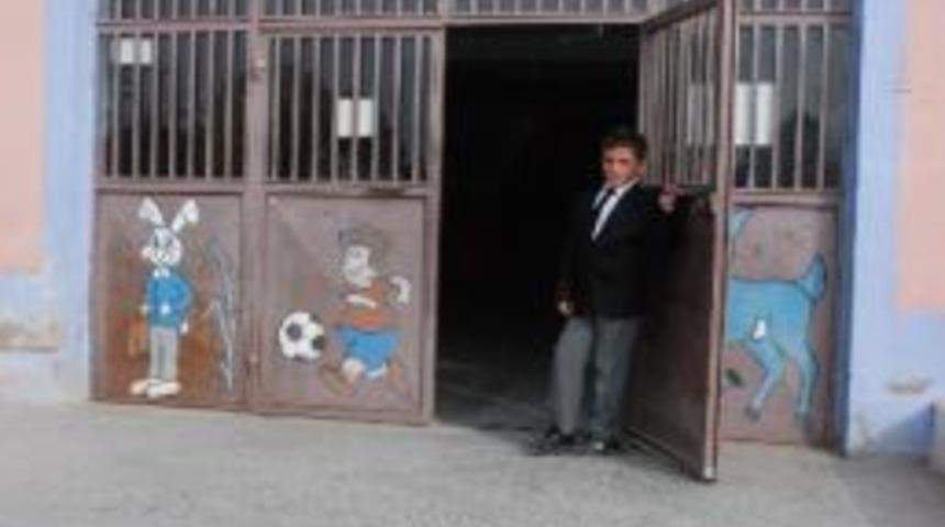 Okul Duvarlarındaki &Ccedil;atlaklar Korkutuyor