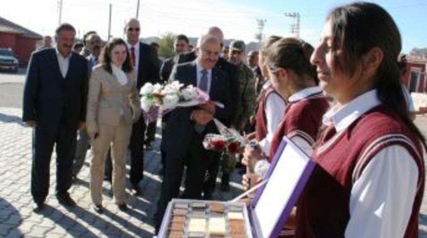 Validen, Ter&ouml;rist Saldırıya Uğrayan Okulun &Ouml;ğretmenlerine Başarı Belgesi