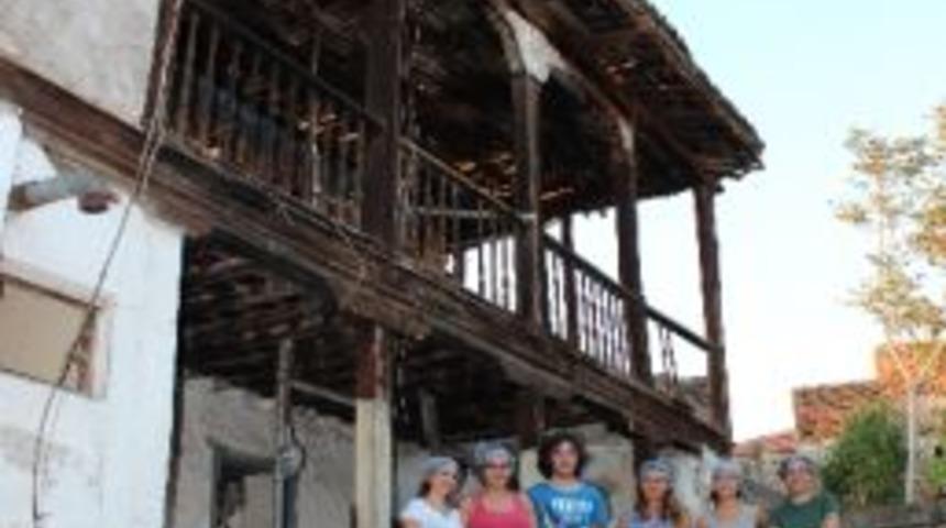 Bergama&rsquo;da Tarihi Yapılar Ayağa Kalkıyor