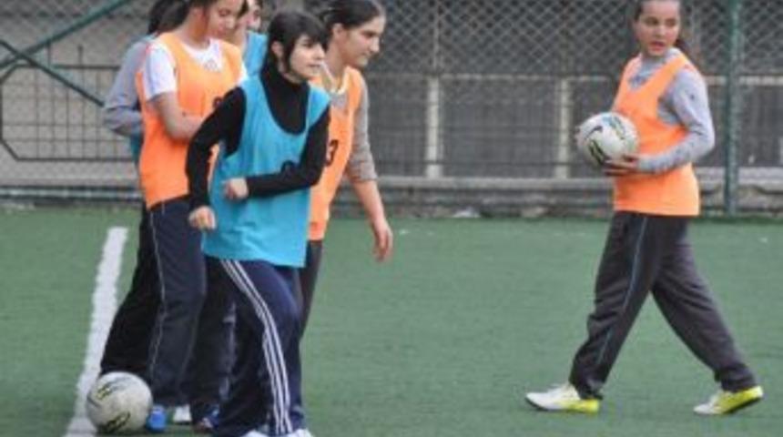 Aile Ve Sosyal Politikalar G&uuml;c&uuml;spor Bayan Futbol Takımı İlk Ma&ccedil;ında İddialı
