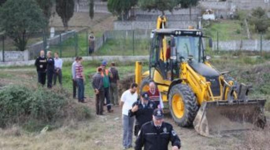 Boş Arazideki Mezar Polisi Alarma Ge&ccedil;irdi