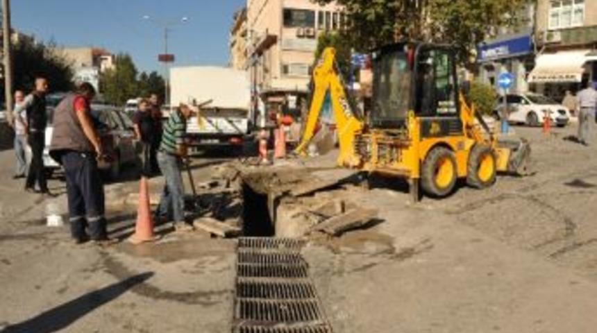 Boz&uuml;y&uuml;k'te Yağmur Izgaraları Temizleniyor