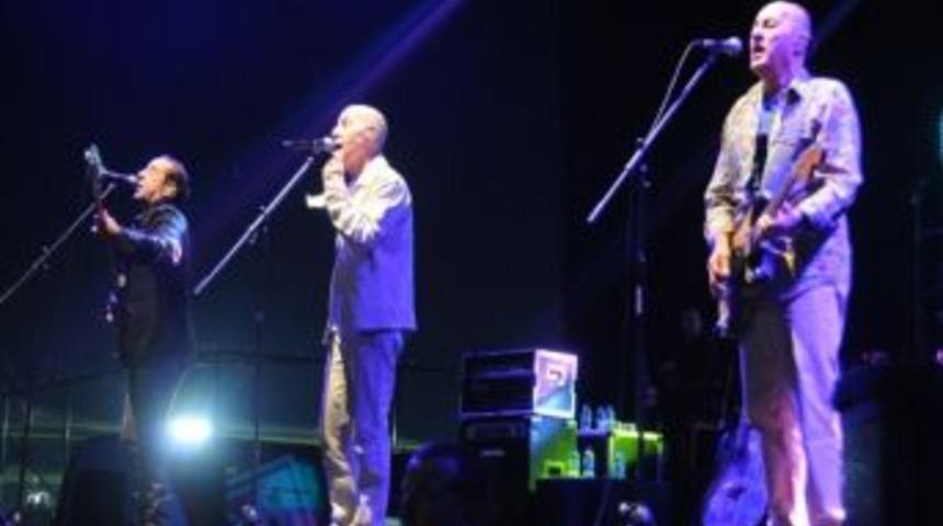 Mf&ouml;`den Yağmur Altında Konser