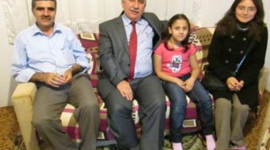 Okul M&uuml;d&uuml;r&uuml; &Ouml;ğrenci Ailelerini Ziyaret Etti