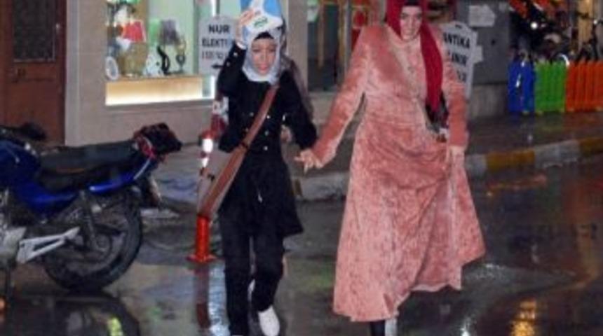 Uyarılara Aldırmayan Edremitliler Şiddetli Yağmura Hazırlıksız Yakalandı