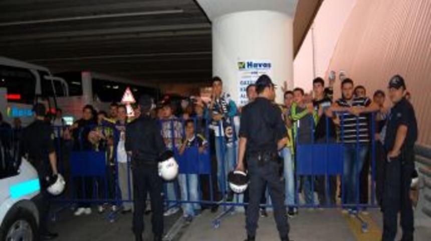Fenerbah&ccedil;e'yi İzmir'de Az Sayıda Taraftar Karşıladı
