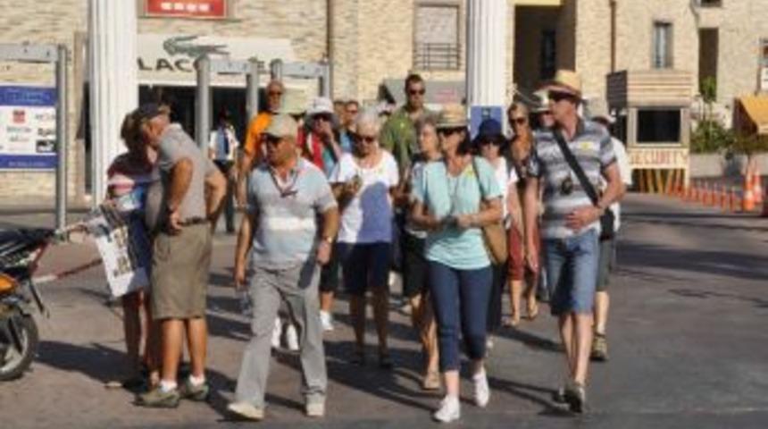 Kuşadası&rsquo;nda Gemi Turistine Şehir İ&ccedil;inde Y&uuml;r&uuml;y&uuml;ş Turu