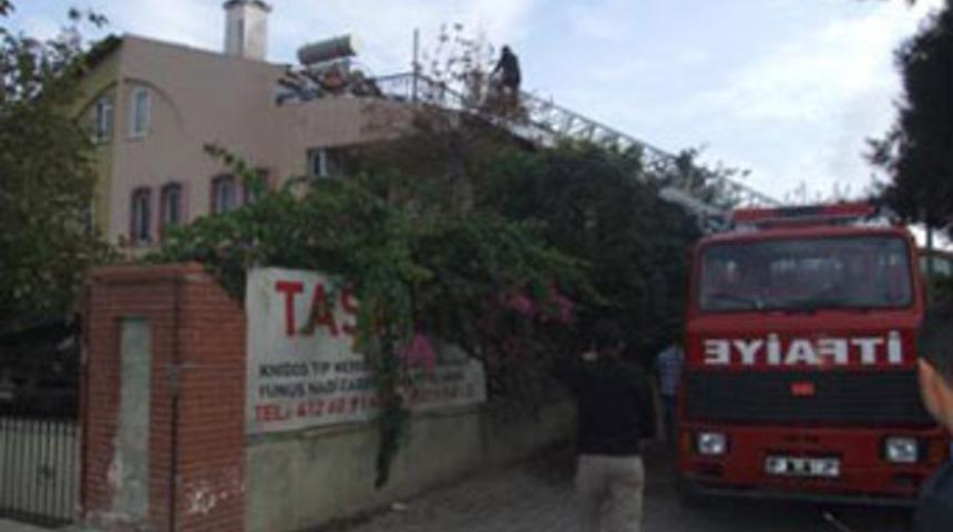 Eşi tutuklanınca bileklerini kesti