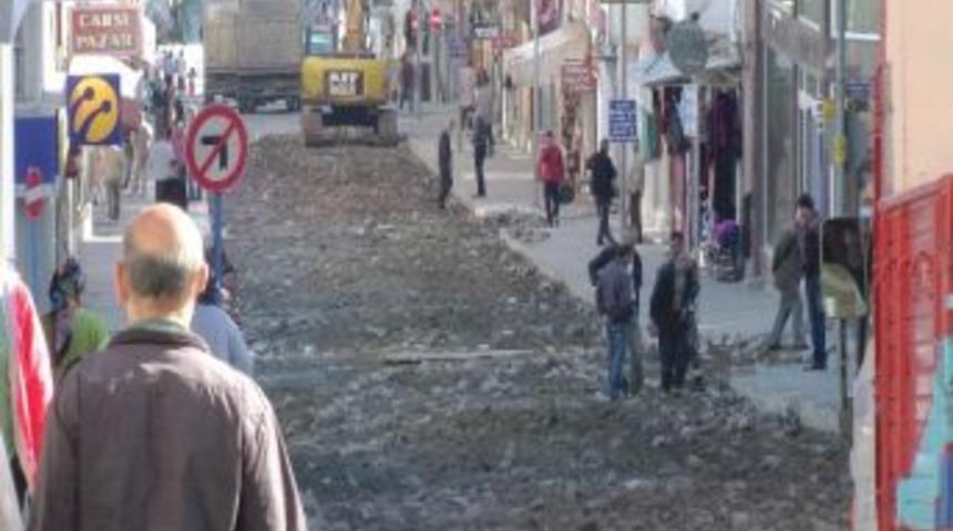 Albayrak, ''28 Bin Metrekare Baskı Beton, 92 Bin Metrekare Asfalt D&ouml;k&uuml;yoruz''