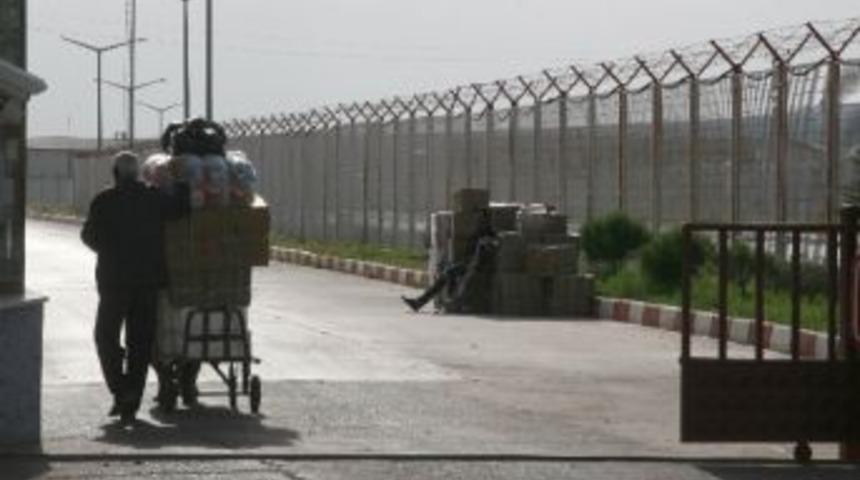 Suriyeliler, Kilis'ten Aldıkları Gıda Ve İhtiya&ccedil; Malzemelerini Suriye'ye G&ouml;t&uuml;r&uuml;yor