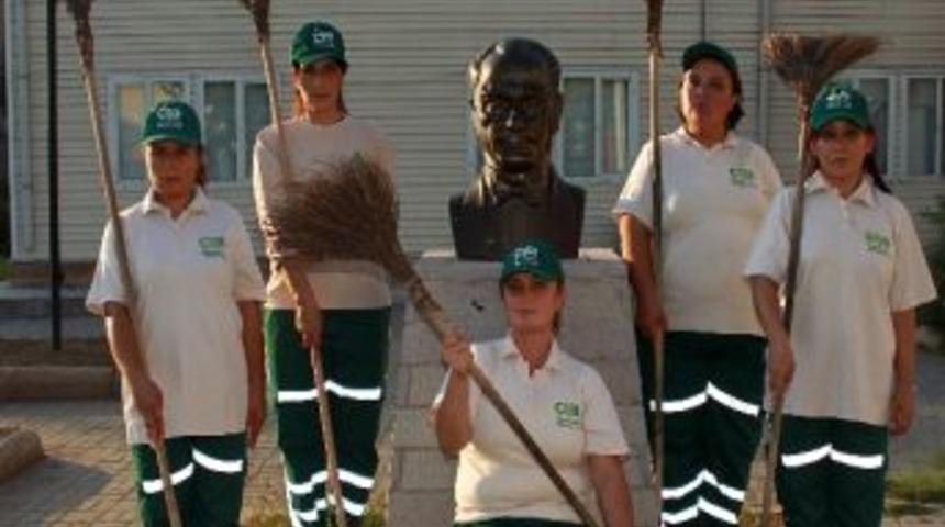 Sokakları Da Temizliyorlar, Oyunculuk Da Yapıyorlar