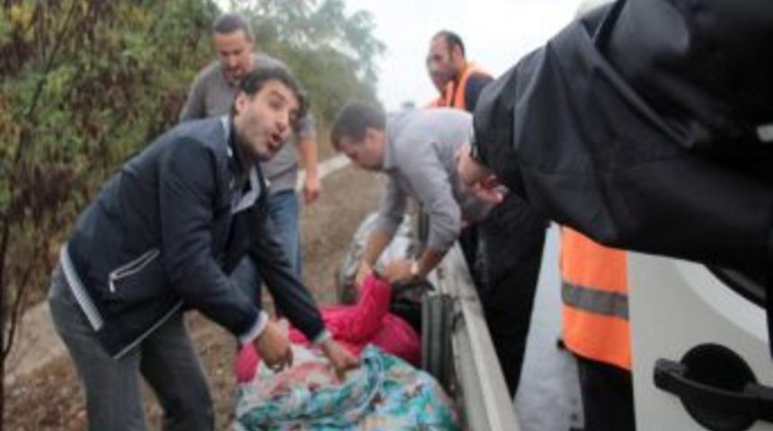 Uyuşturucu Tacirleri, Kenevir Artıklarını Otobanın Kenarına Atıp Ka&ccedil;mış