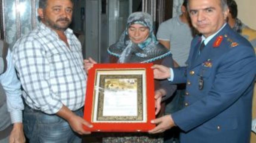 Şehit Uzman &Ccedil;avuşun Ailesine Şehadet Belgesi Teslim Edildi