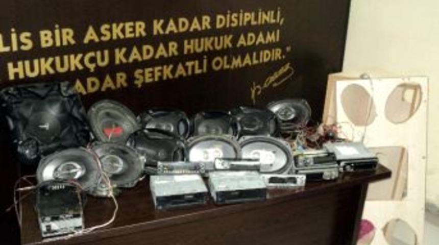 Devriye Gezen Polisler, Oto Teybi Hırsızlarını Yakaladı