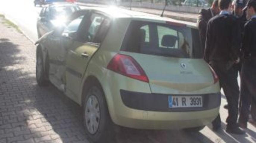 Kartepe'de 2 Otomobil &Ccedil;arpıştı: 1 Yaralı