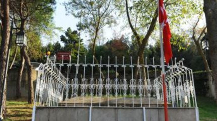 Milli M&uuml;cadele Kahramanlarından Ali Ş&uuml;kr&uuml; Bey&rsquo;in Kabri Yeniden D&uuml;zenlendi