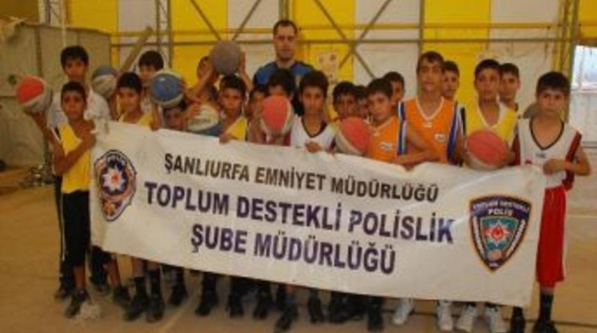 Polisten '&ccedil;ogep' Kapsamında Forma Dağıtımı