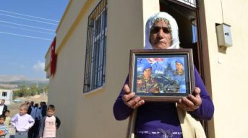 Şehit Annesi, Hayırsever Işadamlarının Yaptırdığı Eve Taşındı