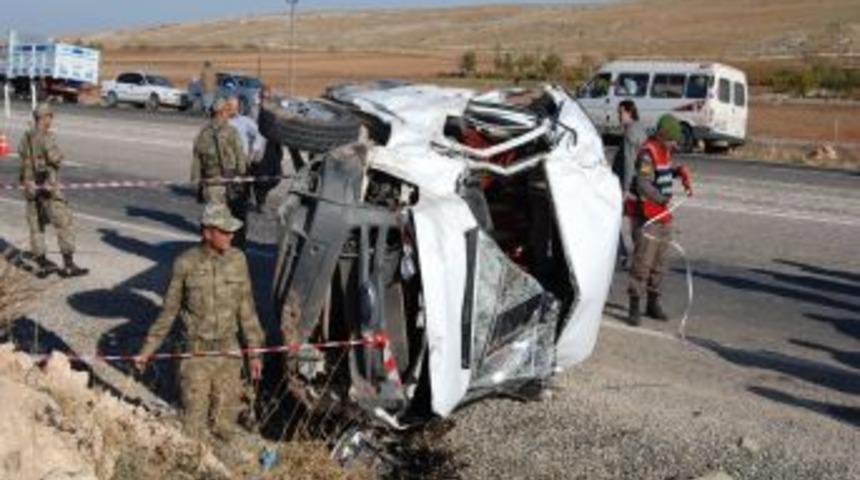 Amat&ouml;r Futbolcuları Taşıyan Minib&uuml;s&uuml;n Lastiği Patladı: 1 &Ouml;l&uuml;, 11 Yaralı