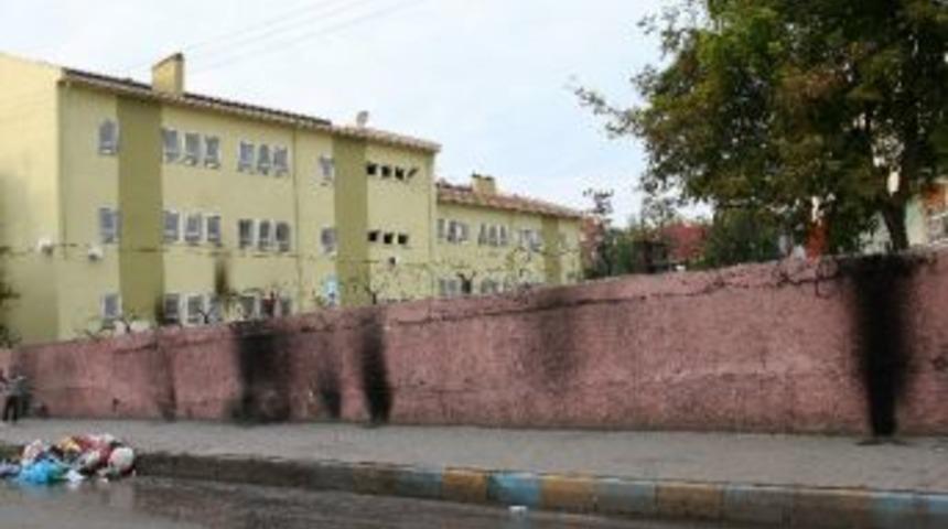 Diyarbakır&rsquo;da Okula Molotof Kokteylli Saldırı
