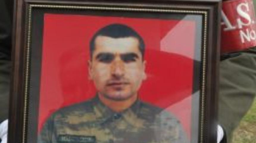 Şırnaklı Şehit Asker K&uuml;rt&ccedil;e Ağıtlarla Toprağa Verildi