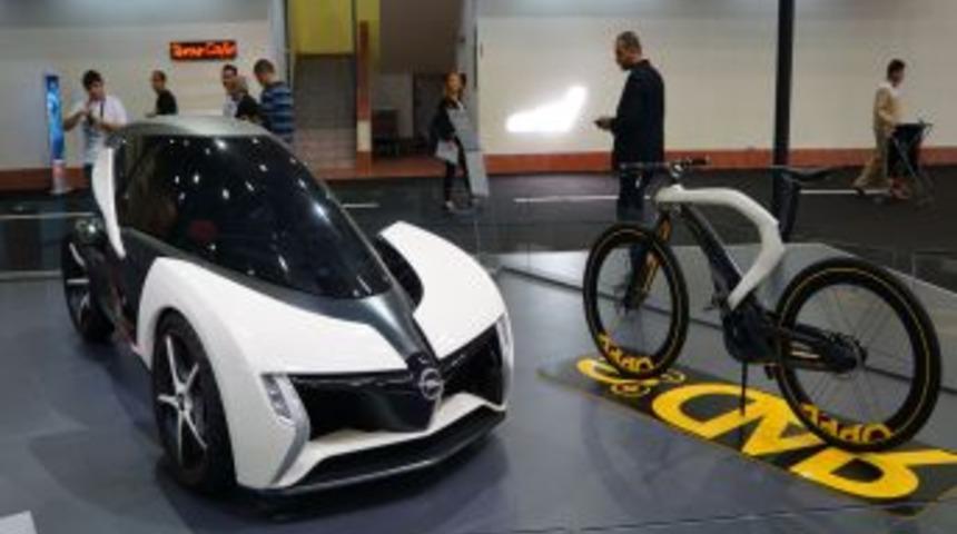 Gen&ccedil;ler, Otomobil Fuarında Yeni Modellerin Fotoğrafını &Ccedil;ekmek I&ccedil;in Yarıştı