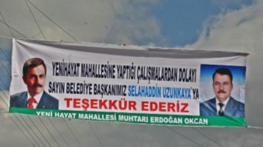 Mahalle Muhtarı Yolu Yenileyen Başkana Afişle Teşekk&uuml;r Etti