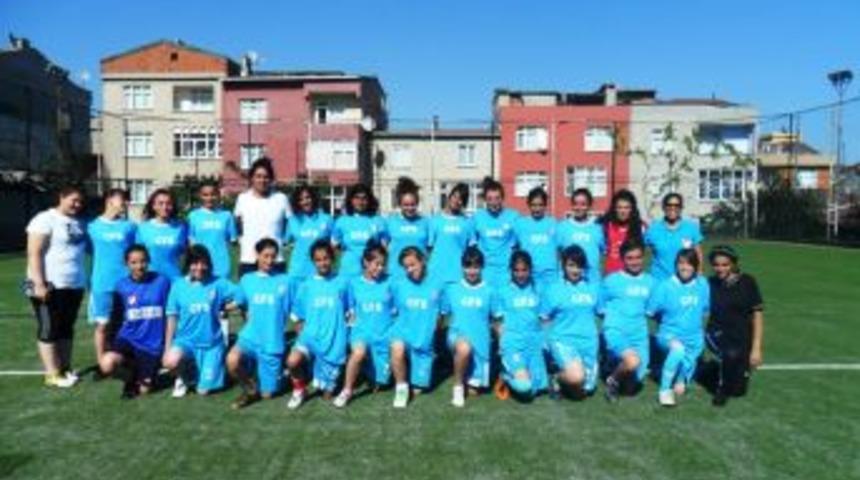 Bağcılar&rsquo;ın Ilk Bayan Futbol Takımı 2. Lig'de M&uuml;cadele Ediyor