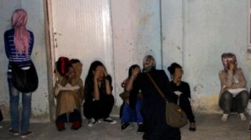 Otomobil, &Ouml;ğrenci Minib&uuml;s&uuml;yle &Ccedil;arpıştı: 1 &Ouml;l&uuml;, 5 Yaralı